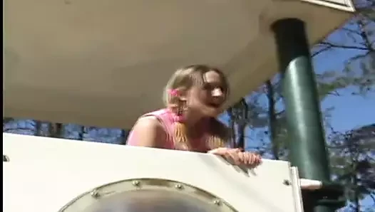 Beni parkta pembe külotumu gösterirken izle