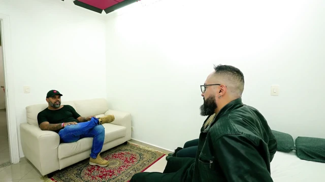 Yaramaz sarışın BBW karı, sert bir zenci tarafından zorlanırken aldatılmış koca her şeyi izliyor