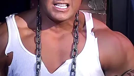 Zincirlerle bağlı kaslı inşaat işçisi