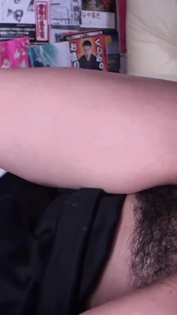 Ключевой момент из "Ее крики заполняют комнату, пока азиатскую милфу жестко трахают"