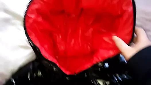 Parlak aşağı ceketten kapüşonlu oynayın