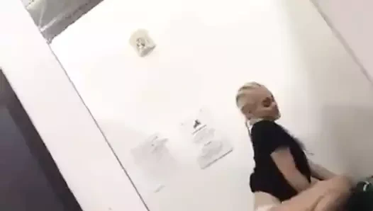 Latina soyunma odasında sürme