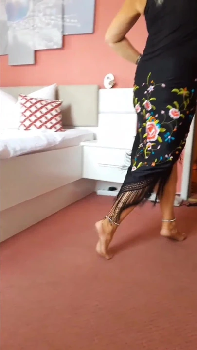 Selena yalınayak yürüdükten sonra poz ve seks yapıyor