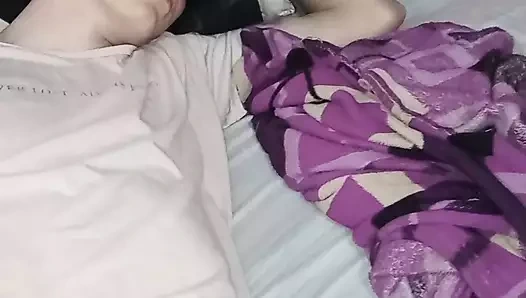 18 yaşındaki azgın üvey kardeşim, onunla seks yapabilmem için kulağıma bir şeyler söylüyor, kıçımı pantolonunun üstüne koyuyorum.