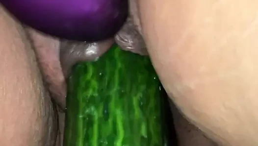 Kız arkadaş orgazm sert üzerinde salatalık