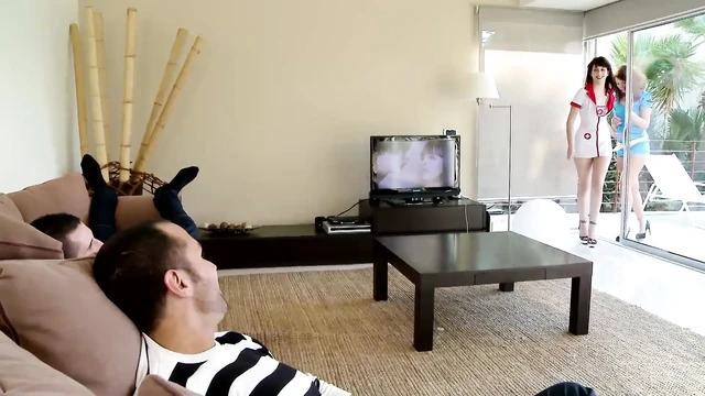 İki genç İspanyol sürtük için edepsiz anal grup seks