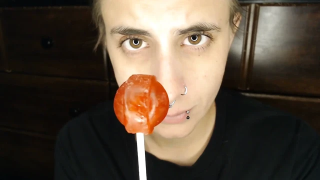 Pirsingli lezbiyen lolipop yalayıcı
