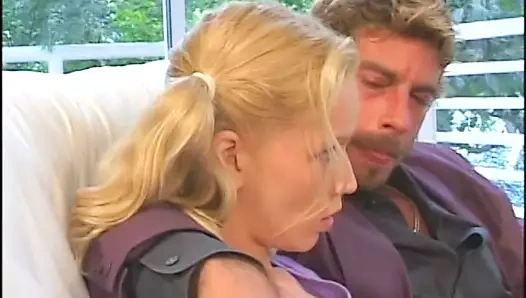 İki adam aynı anda genç sarışının amının göt deliğini sikiyor ve sonra yüzünü buruşturuyor