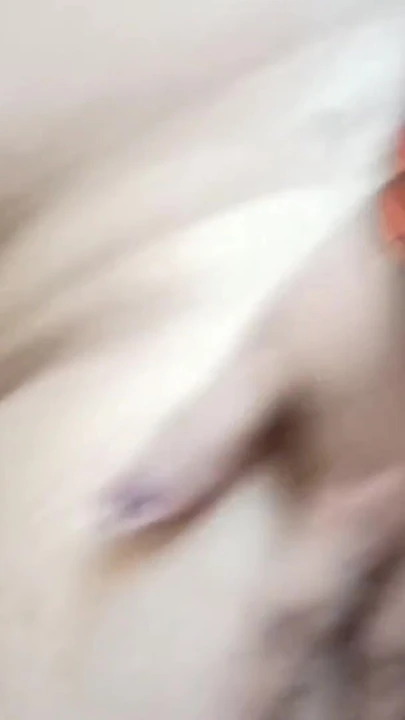 Падающий до челюсти момент из "Замужние женщины дези трахают пальцами ее горячую киску, когда она одна"