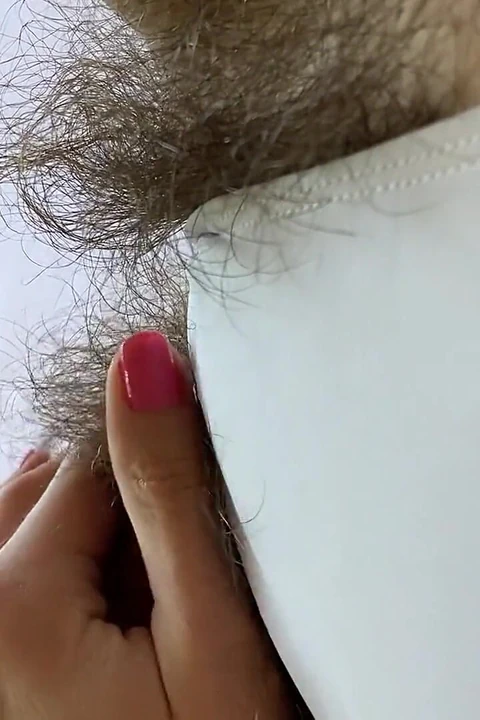 Волосатая киска в купальнике и кончающая