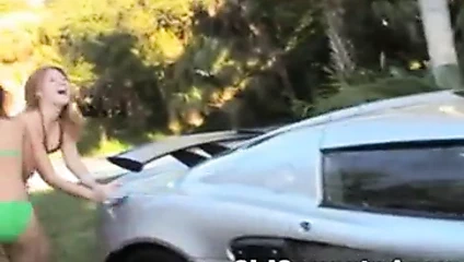 Kızlar araba yıkama ekibini bozdu