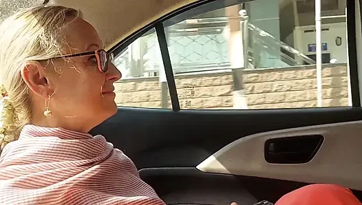 Sarışın olgun eş arada seksten hoşlanır