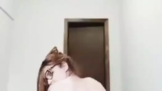 Genç kız büyük kıçını gösteriyor