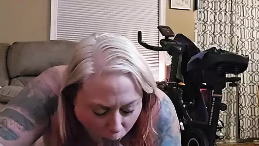 Orta yaşlı seksi kadın kovboy kıza binerken dildo jambonuyla sikişiyor