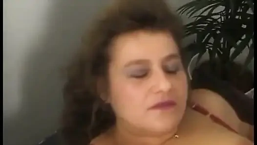 Olgun bayan dans etmeyi ve kıyafetlerini çıkarmayı seviyor