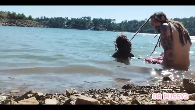 Tüm turistlerin önünde dövmeli yarağı suya emiyor