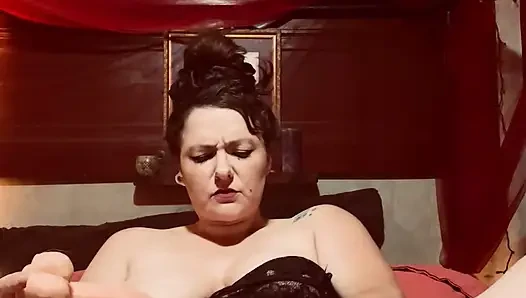 Orta yaşlı seksi kadın onu esnetmeni istiyor