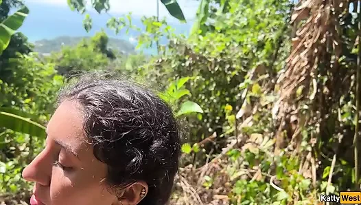 Ormanda bir kızı aldı ve onu otelde sikişmeye davet etti