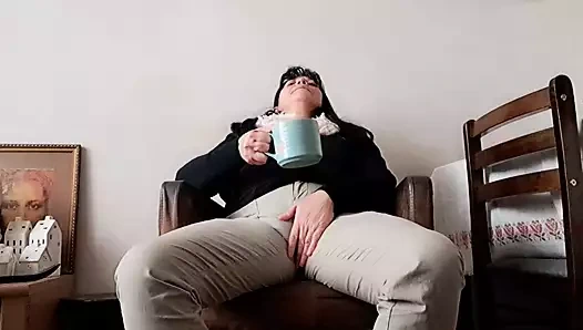 Cesur ve ateşli üvey anne sessizce üvey oğlunun önünde mastürbasyon yapıyor