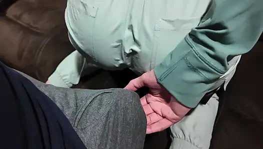 Amerikalı evli kadın kayak pantolonlu göte tapıyor bakış açısı