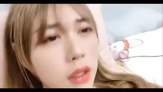 Tatlı ladyboy bir Asya mikropenis için bir saksocu