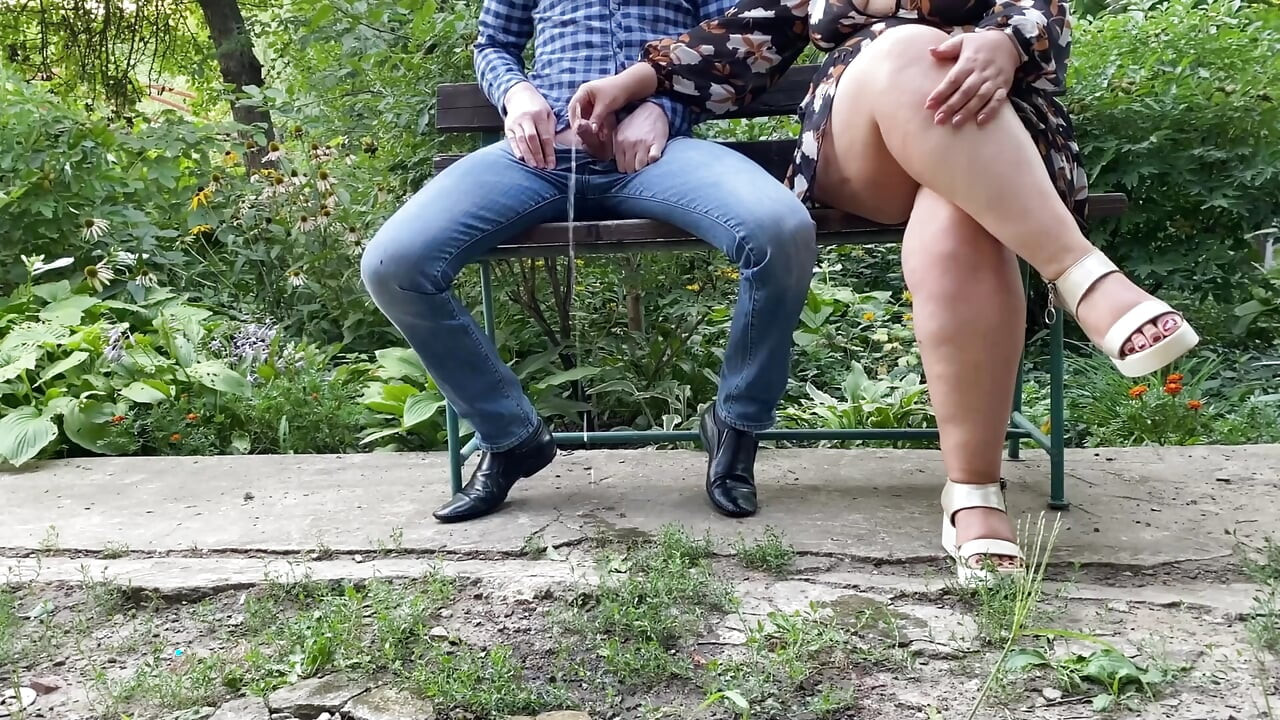 Seksi bacaklı sürtük olgun orta yaşlı seksi kadın bankta otururken işememe yardımcı oluyor