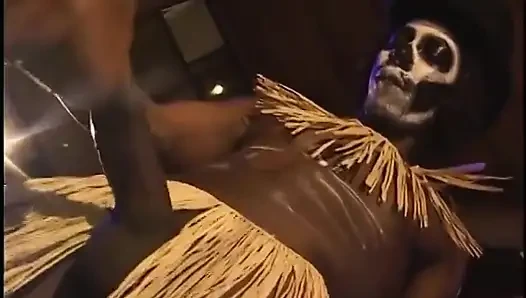 Azgın zenci bebek beyaz ve siyah bir adamla Afrikalı fantezisi üçlü seks yapıyor
