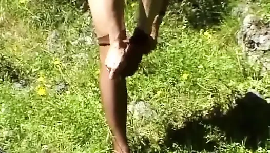 Çiçekler üzerinde sidik pantolon