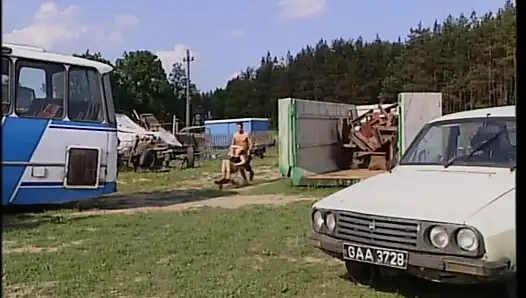 Güzel azgın sürtük arkadaşı tarafından sikildiğinde tatmin oldu