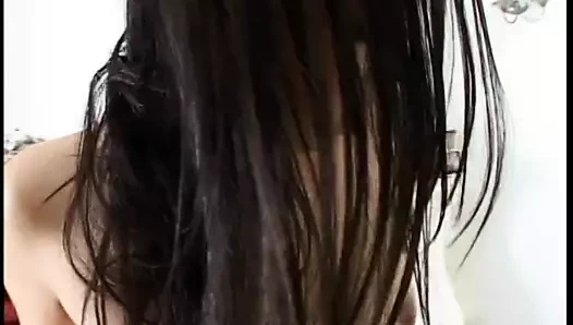 Seksi genç esmer oturma odasında bir yapay penis ile oynuyor, sonra sert bir sik alıyor