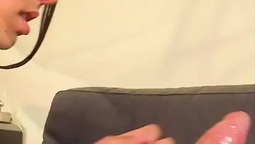 Baştan çıkarıcı esmer hatun açık havada parmaklanıyor ve sert sikiliyor