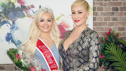 Sıcak genç sarışın bebek elsa jean yılın kirazıdır