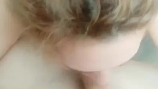 Büyük yarağımı büyük bir zevkle emiyor Bu yeterli değildi..