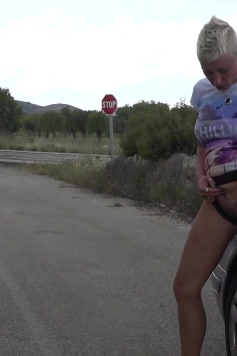 Kısa saçlı sarışın bebek açık havada işemeyi seviyor