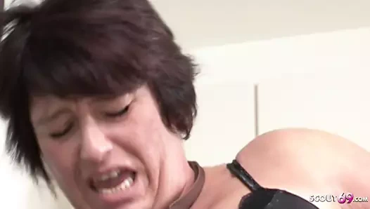 Alman eş baştan çıkarmak yabancı craftsman için sikme eğer koca kapalı