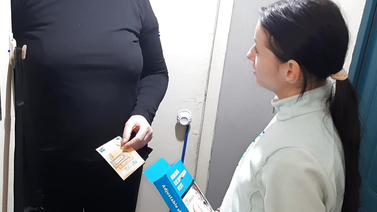Kurye kıza büyük bir indirim için teşekkür ettim (edepsiz Rus sohbetleri ile)