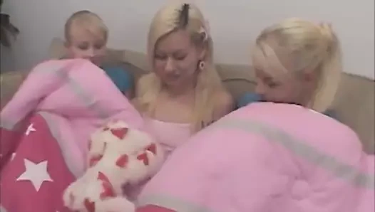 Milton ikizleri lezboya sıkı amcığını parmaklıyor