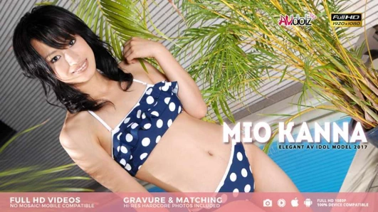 Yani şarkı sözleri: Üçlü çok hararetli alır gibi ona sopa