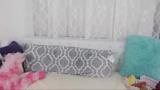 Kamerada kalın sarı memeli götünü sallıyor