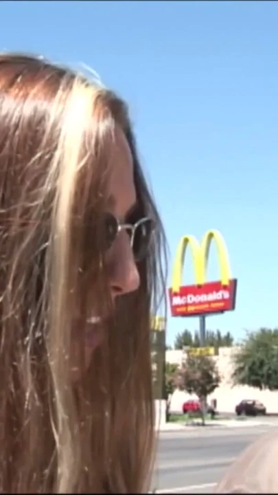 İri göğüslü orta yaşlı seksi kadın sert meme sikişi için sikiliyor | Klip 1