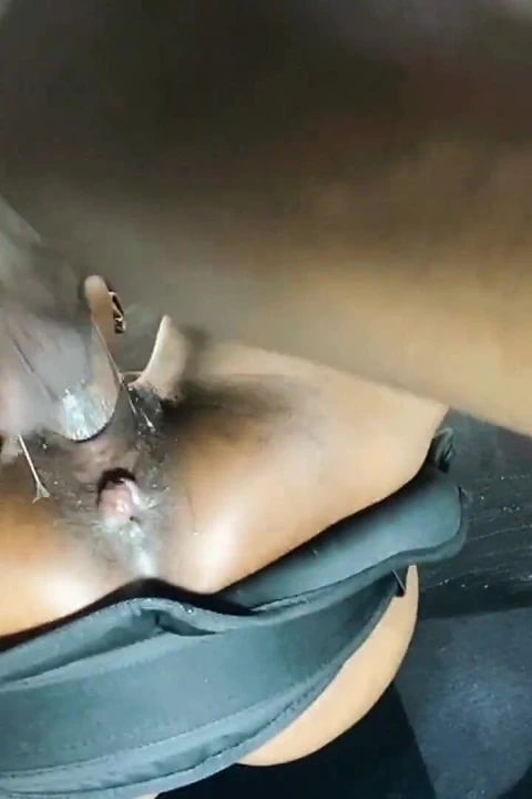 Salıncakta seks ve ciddi sikiş için onu aşağı sabitliyor