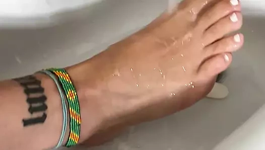 Kölem onları yaladıktan sonra ayaklarımı yıkıyorum