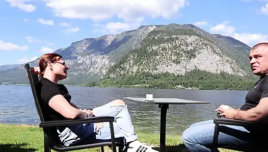Hallstatt'ta bir yabancıyı sikiyor: balkon striptizi ve ham otel kullanımı - derin yutma finişi
