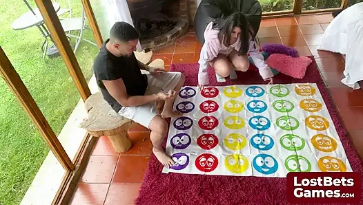 Amelia ve Lucas striptizli twister ile kızışıyor
