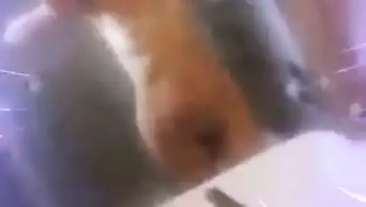 Milf vücuduyla oynuyor