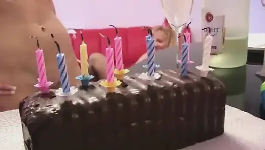 Çekici Fransız bebekler sert grup sekste eğleniyor