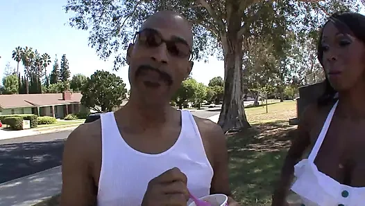 Codi Bryant büyük dev siyah yarak alıyor!