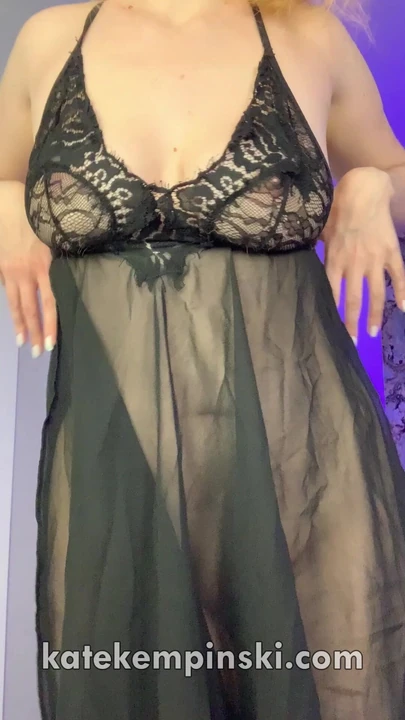 Слитое в сеть видео с известной тинкой в домашнем видео