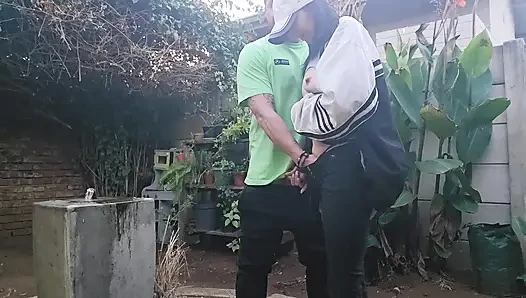 Komşular izlesin diye karımı çeşmede sikiyorum