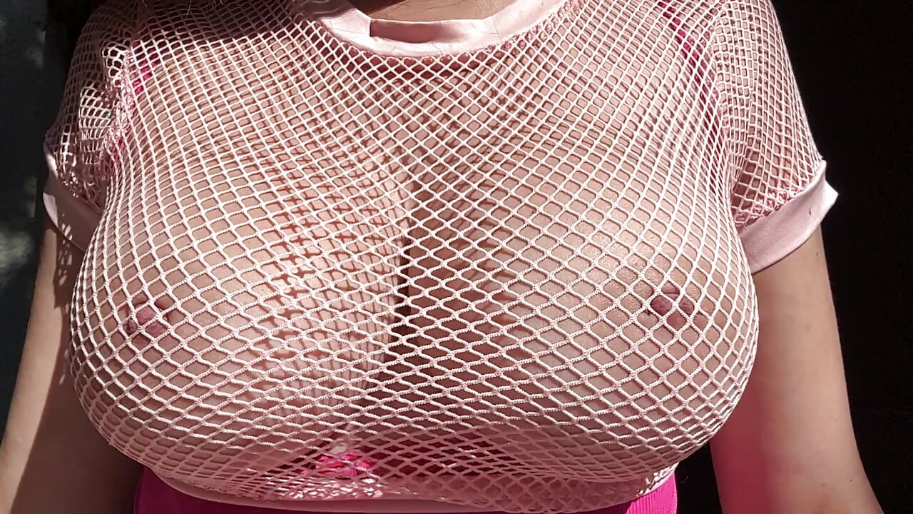 İtalyan büyük memeli orta yaşlı seksi kadın Artemisia azgın büyük göğüslerini açık havada gösteriyor ve zıplatıyor